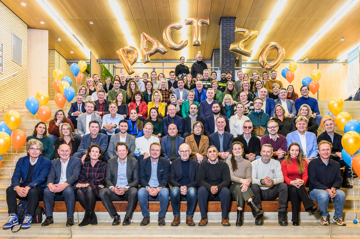 Groepsfoto 40 organisaties van het Pact Zaandam-Oost.