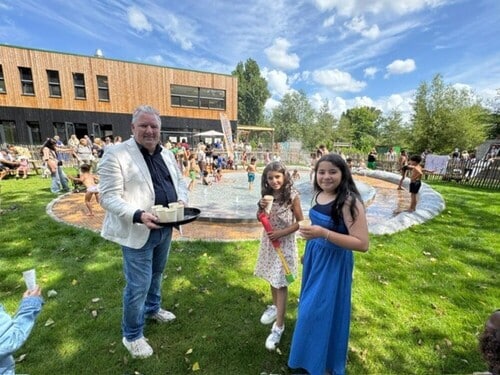 Openingsfoto waterspeelplaats met wijkwethouder Harrie van der Laan