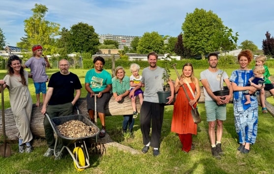 Groep mensen met een kruiwagen in het Darwinpark