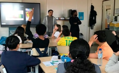 . Jongerenwerker Michael van den Bosch geeft in groep 7, 8 en in de brugklas les in ‘Digitale weerbaarheid’.