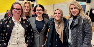 Groepsfoto van vijf vrouwen