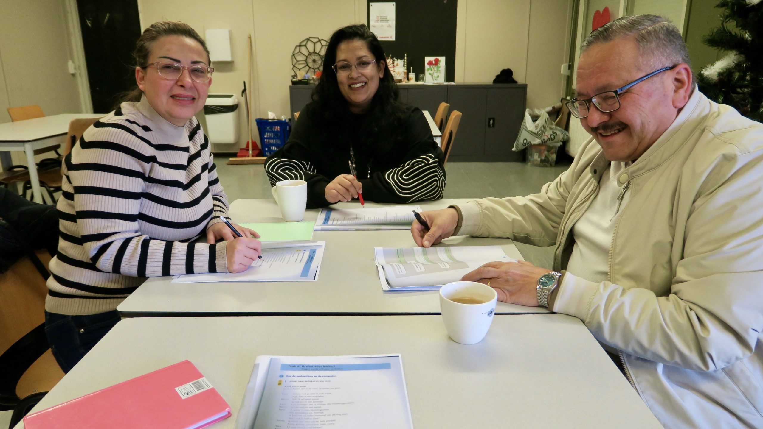 twee vrouwen en een man aan tafel