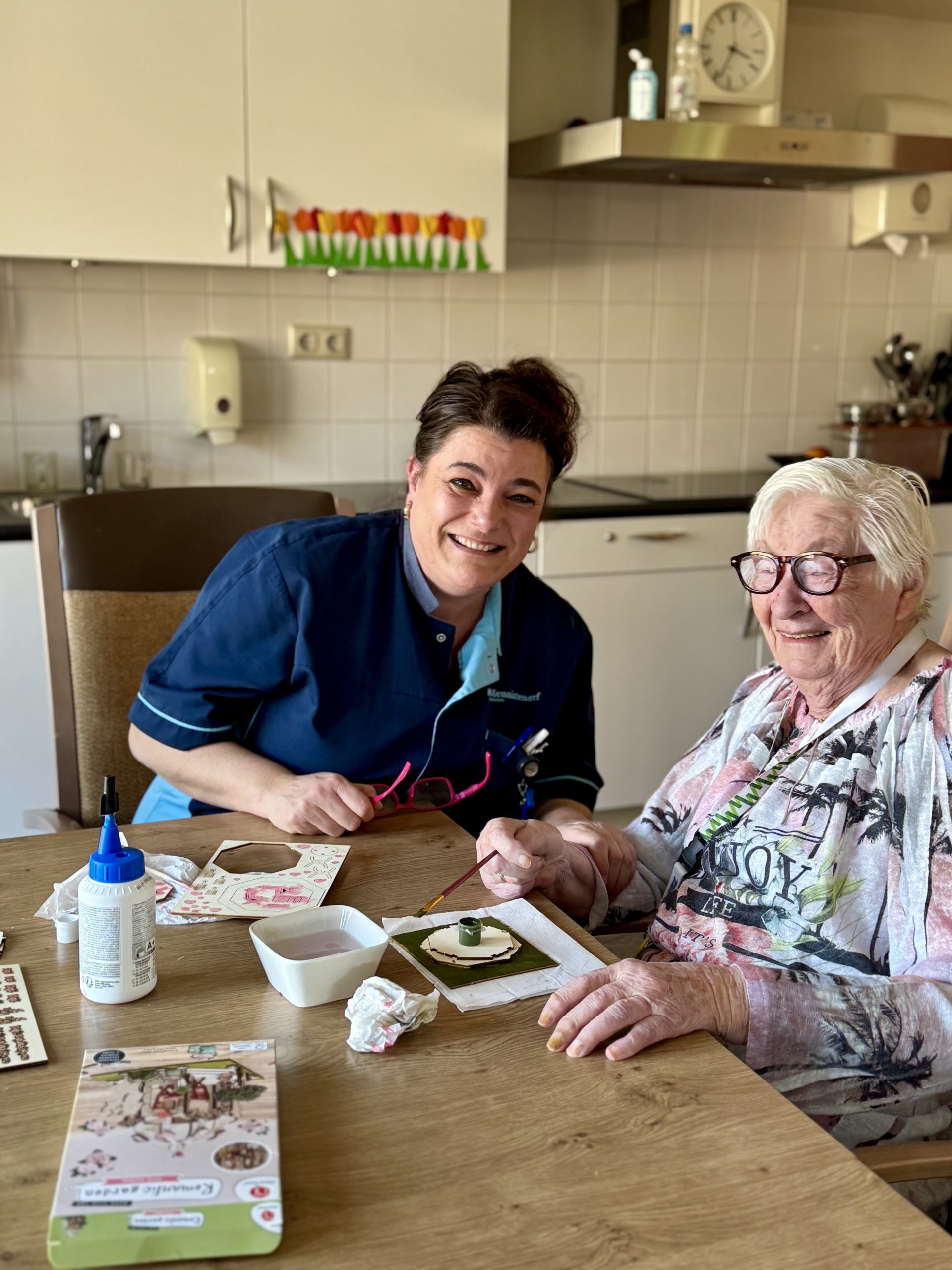 Oudere vrouw met jongere vrouw aan het knutselen