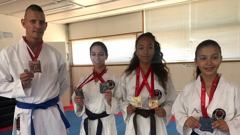 Vier boksers bij Choku