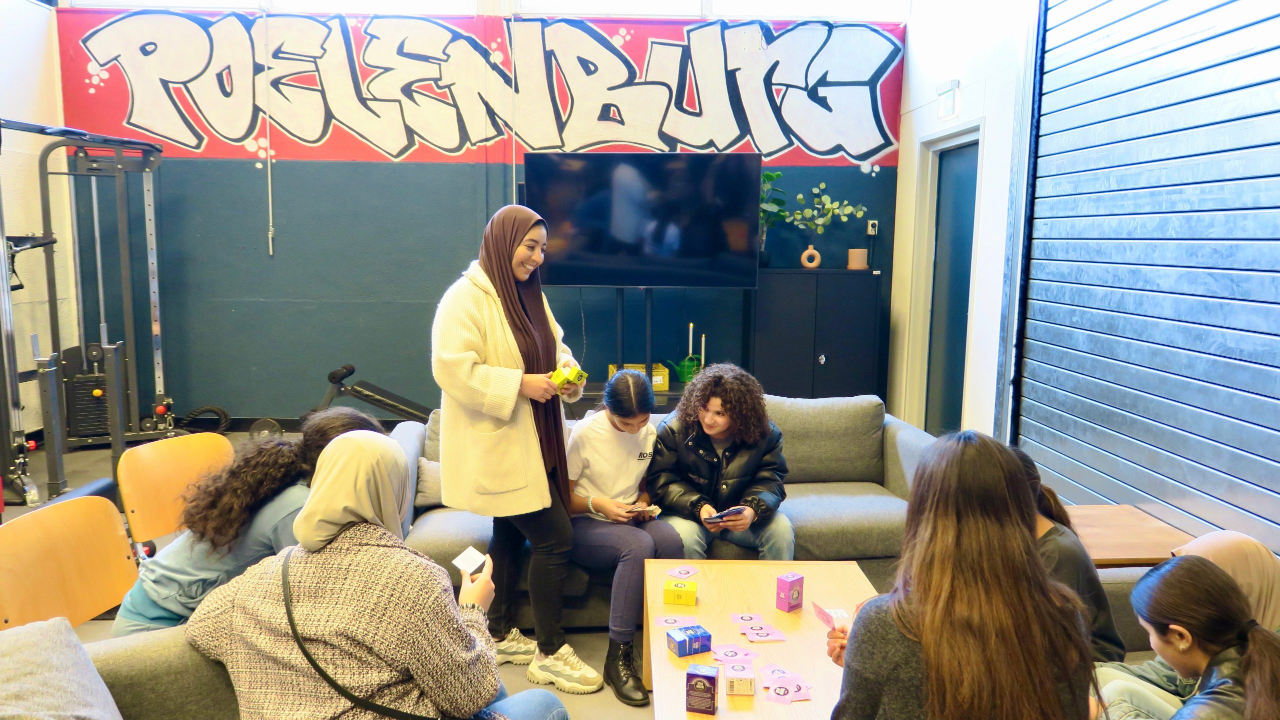 Groepje meiden in een algemene ruimte op een bank