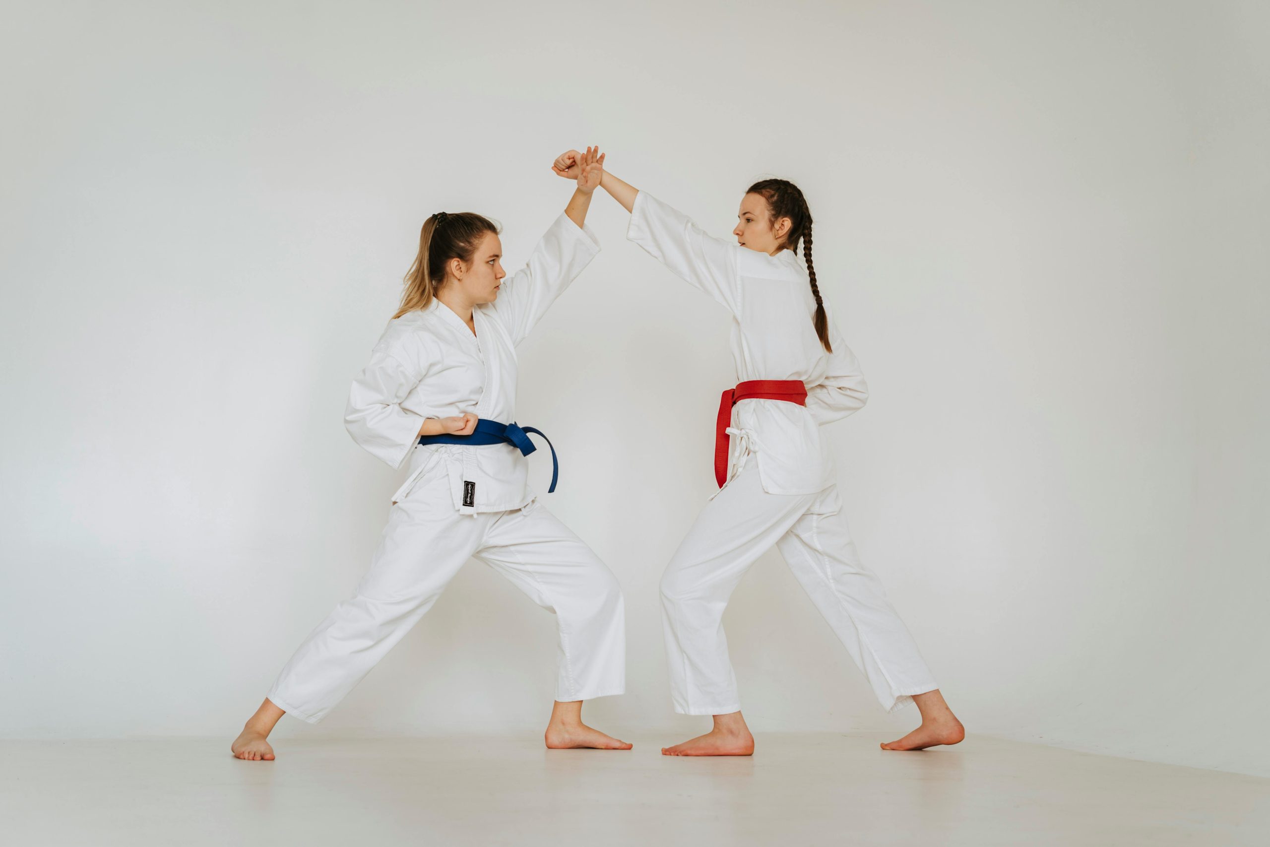 Twee jonge vrouwen doen aan karate