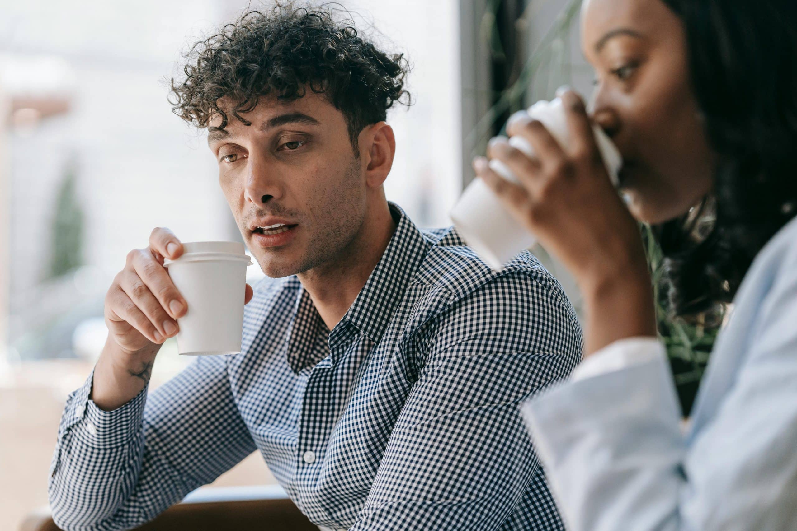 Een man en een vrouw drinken samen koffie