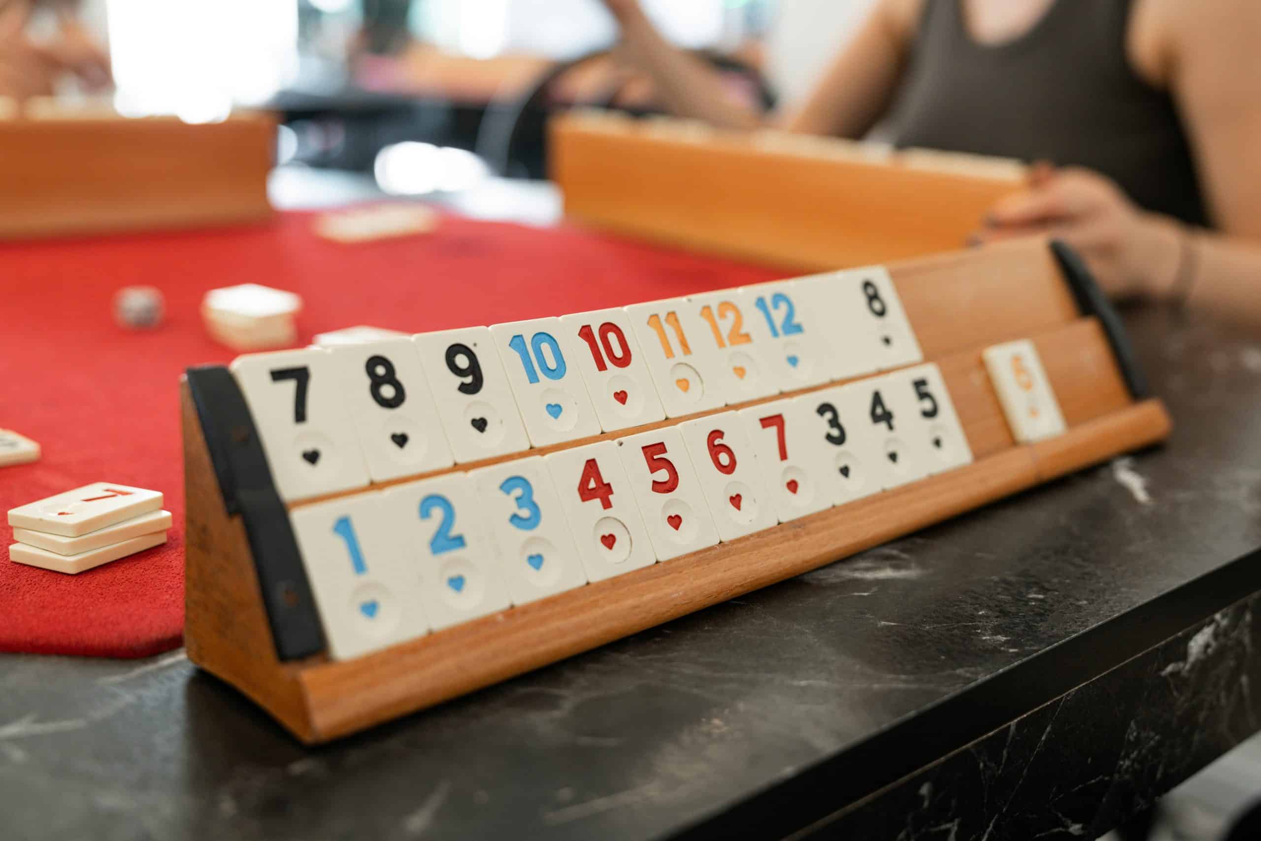 Een vol plankje met rummicub-stenen