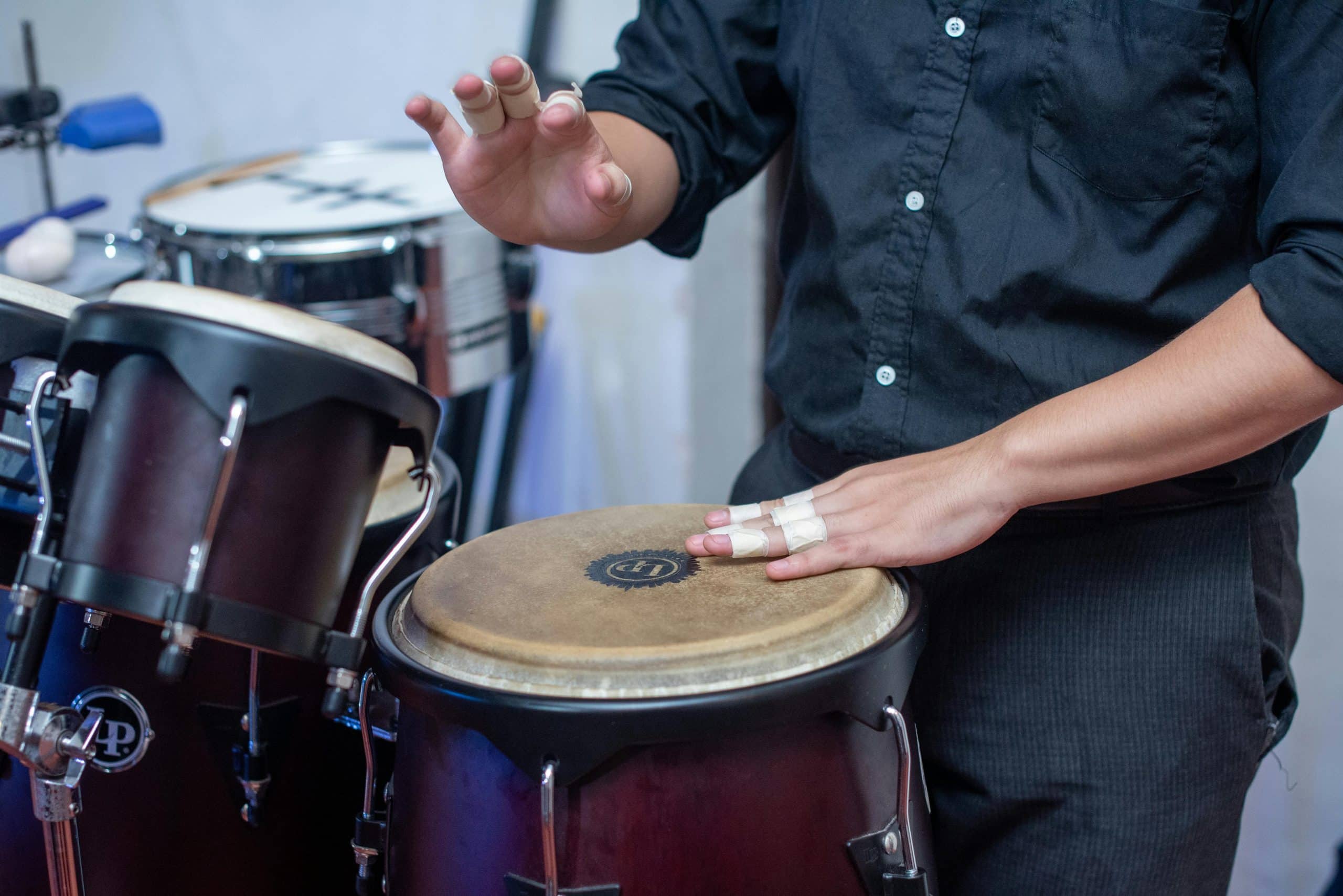 Handen die op een trommel slaan