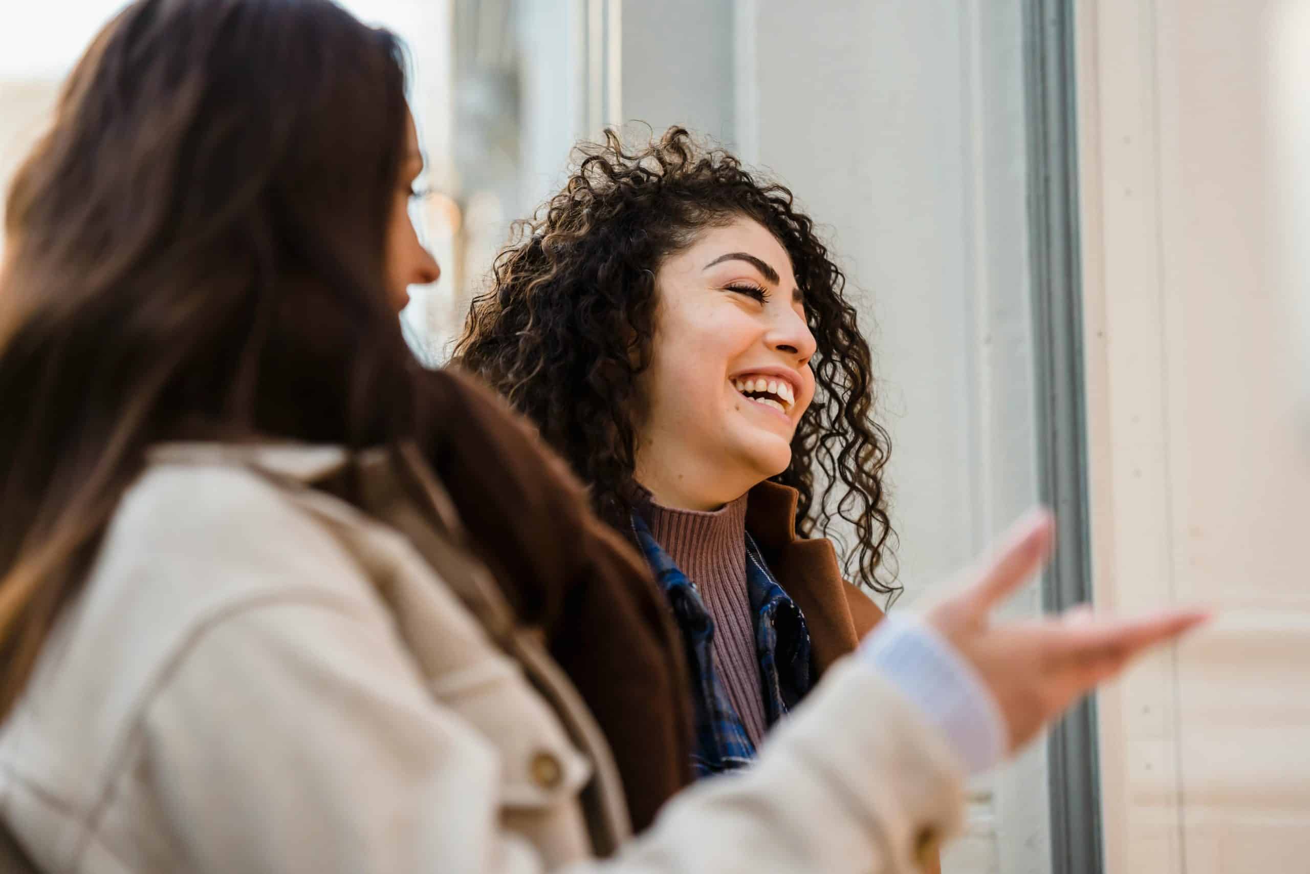 Twee vrouwen zijn met elkaar in gesprek