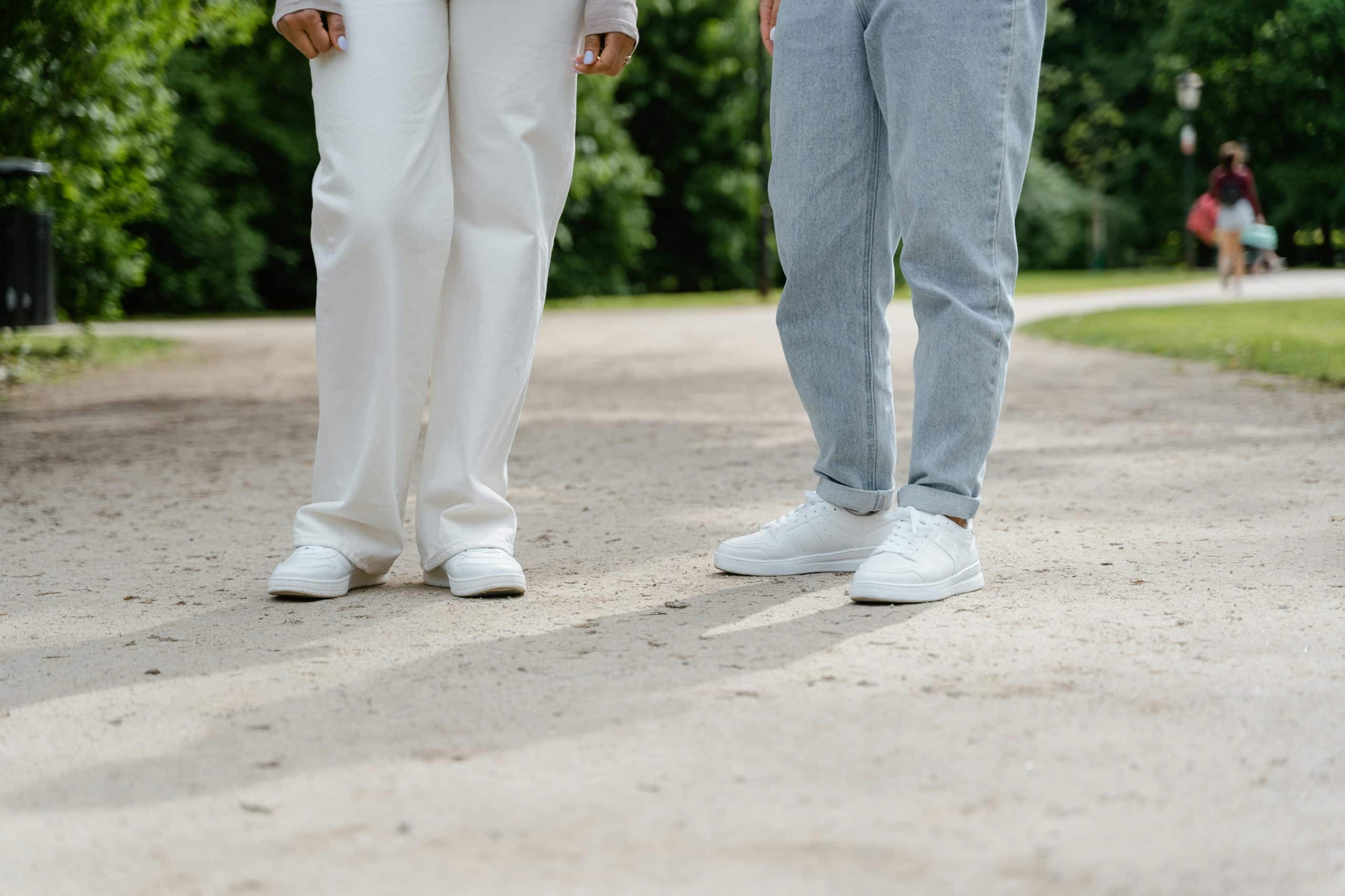 Twee mensen staan naast elkaar, we zien alleen hun benen