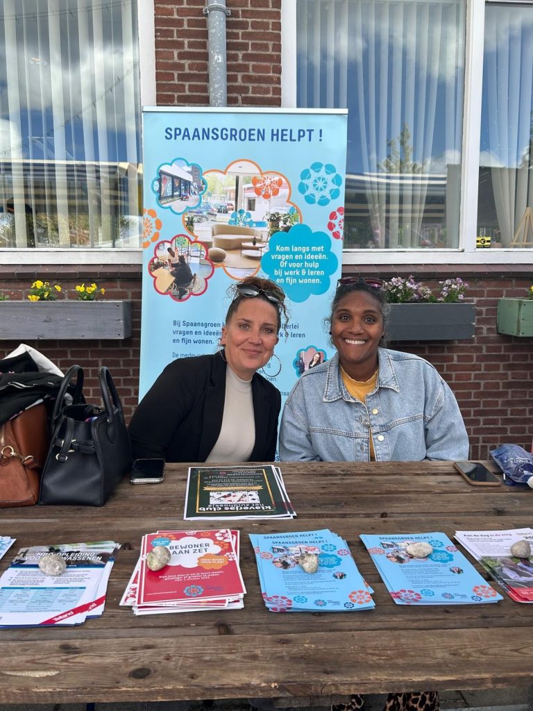Twee vrouwen aan tafel met flyers