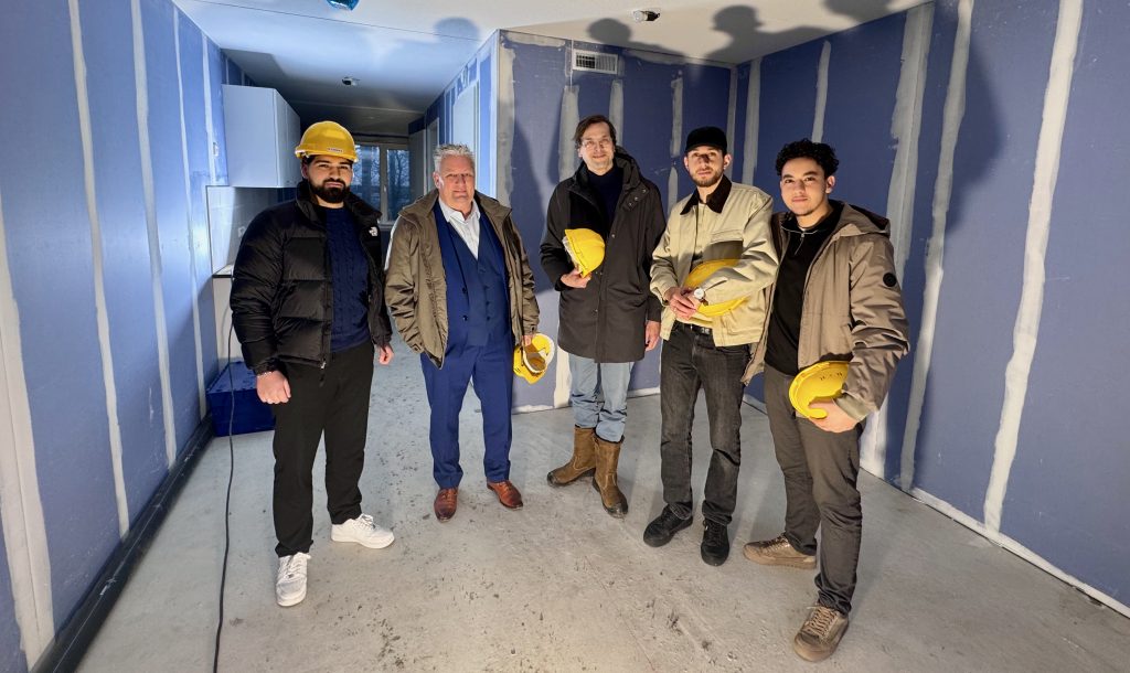 Vijf mannen in bouwplaats voor woning