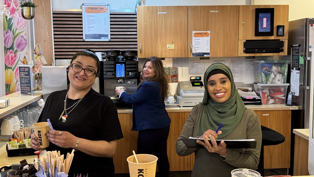 drie dames aan het werk in een koffiebar